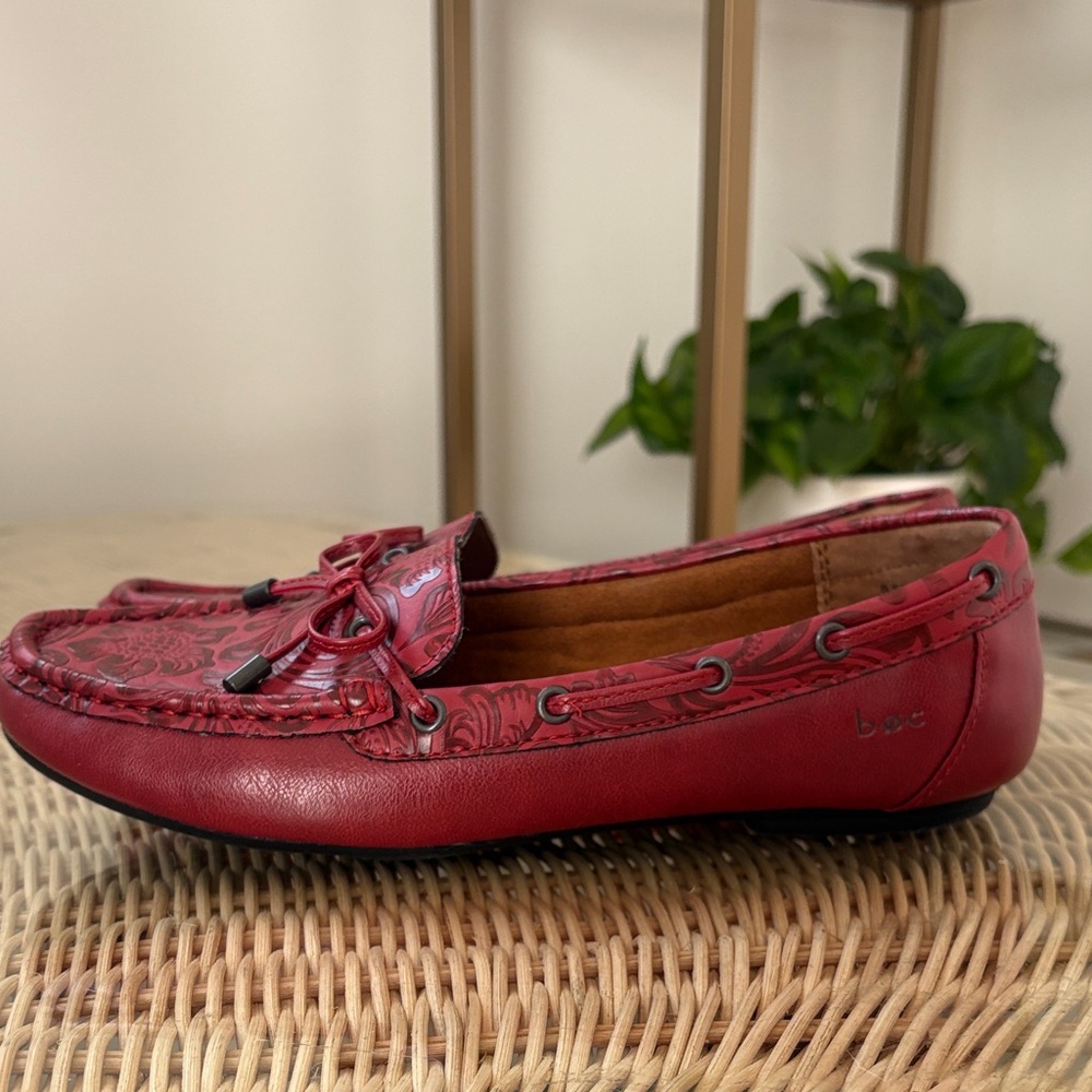 NWOT BOC Women's Red Patterned Loafers Size 8.5 - Picture 2 of 8